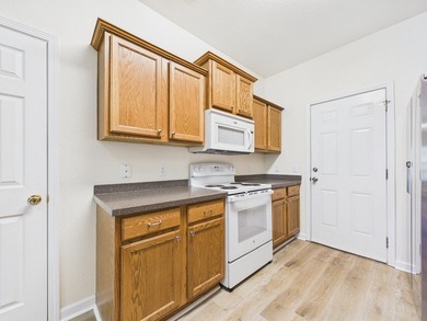 This beautifully maintained 3-bedroom, 2.5-bathroom end-unit - photo 10
