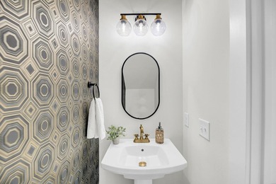 Welcome to this beautifully maintained, fully furnished - photo 8