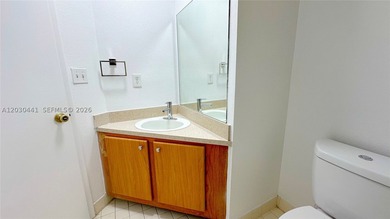 Beautiful and well-maintained 2-bedroom, 2-bathroom condo - photo 12