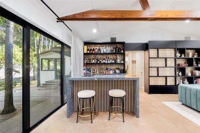 Discover the pinnacle of Tropical Modernism in this South - photo 4