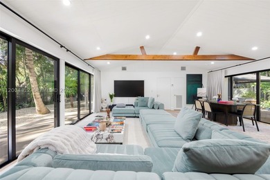 Discover the pinnacle of Tropical Modernism in this South - photo 7