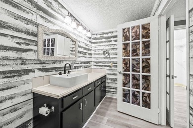 Welcome to this charming 2-bedroom, 2-bathroom + den, 1 CG in - photo 20