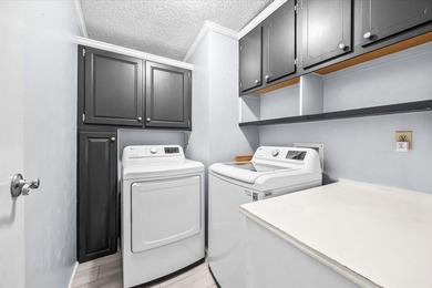 Welcome to this charming 2-bedroom, 2-bathroom + den, 1 CG in - photo 24