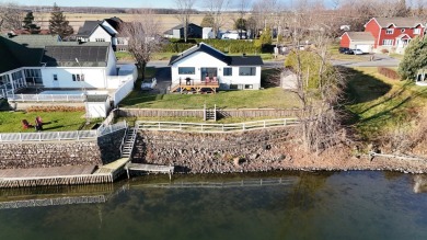 Lake Home For Sale in Saint-Marc-Sur-Richelieu, 