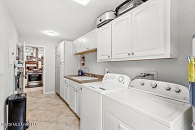 Public Remarks: THIS HOUSE COMES FURNISHED and is Turn Key! - photo 28