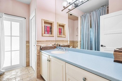 Stunning 4 BD 3 BA, beautifully renovated home on an oversized - photo 20
