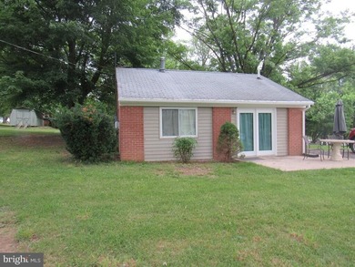 1 level, 2 bedroom, 1 bath, cottage on water front property - photo 1