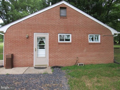1 level, 2 bedroom, 1 bath, cottage on water front property - photo 2