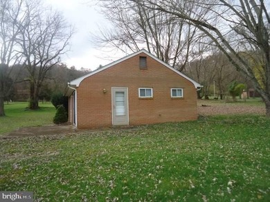 1 level, 2 bedroom, 1 bath, cottage on water front property - photo 4