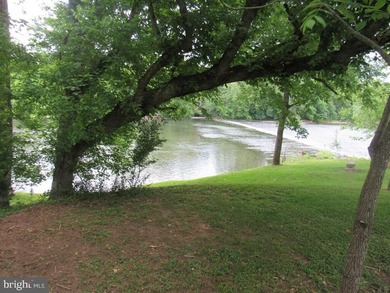 1 level, 2 bedroom, 1 bath, cottage on water front property - photo 9
