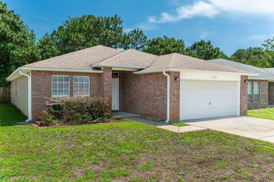 Welcome to coastal living in Navarre! This beautiful 3-bedroom - photo 1