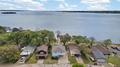 Spacious 4/3 waterfront home situated on Lake Palestine - photo 3