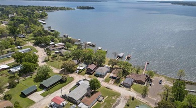 Spacious 4/3 waterfront home situated on Lake Palestine - photo 4