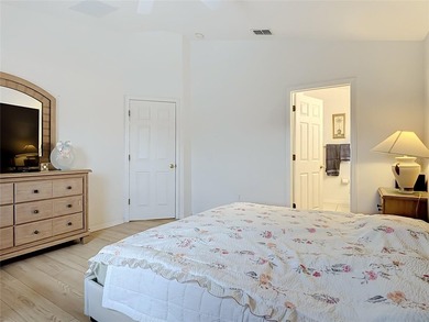 Welcome to this beautiful LAKEVIEW POOL HOME with 4 bed/3 bath - photo 16