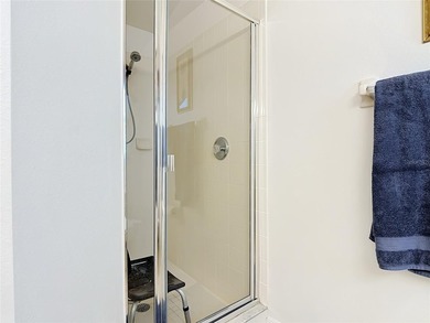 Welcome to this beautiful LAKEVIEW POOL HOME with 4 bed/3 bath - photo 20