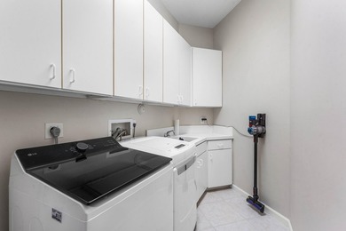 Welcome to this beautifully maintained 5-bedroom, 3-bathroom - photo 27