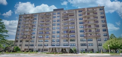 Location ! Location ! LUXURY hi rise , Staten Island best kept - photo 2