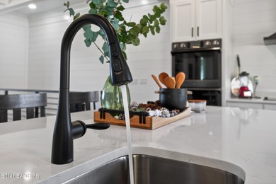 Stunning modern move-in ready home in Morristown -- 2 bed, 3 - photo 18