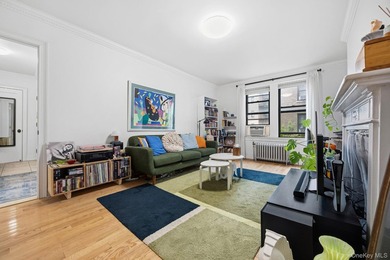 Spacious and fully renovated 2-bedroom, 1-bath condo located in - photo 2