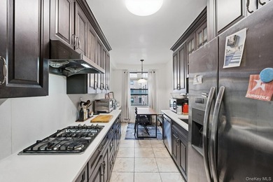 Spacious and fully renovated 2-bedroom, 1-bath condo located in - photo 5