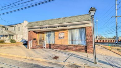 This solid, single-story masonry building offers a functional - photo 1