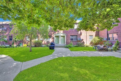 Welcome to this beautifully maintained lower unit, move-in-ready - photo 2