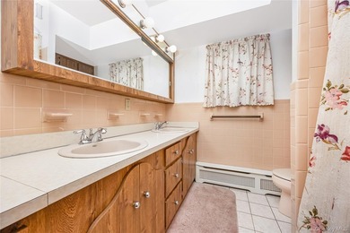 Welcome to this spacious and beautifully maintained 5-bedroom - photo 10