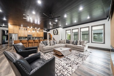 Large riverfront cabin in Glenwood, AR that sleeps everyone and - photo 9