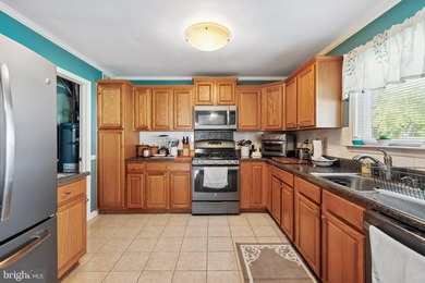 Absolutely stunning four-bedroom 2,5 bath colonial. Roof five - photo 6