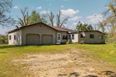 Plenty of potential with this spacious 3 bed 2 bath home on 10 - photo 45