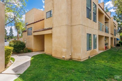 This 3 bedroom 2 bath home has views of the mountains and a - photo 1