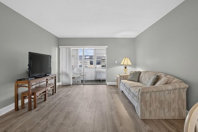 Welcome to this beautifully remodeled 2-bed, 2-bath villa - photo 12