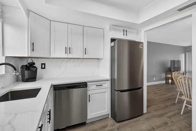 Welcome to this beautifully remodeled 2-bed, 2-bath villa - photo 18