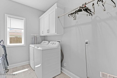 Welcome home! Built in 2021, this pristine residence perfectly - photo 20