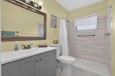 Welcome to this beautifully remodeled 2-bed, 2-bath villa - photo 21