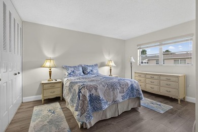 Welcome to this beautifully remodeled 2-bed, 2-bath villa - photo 28