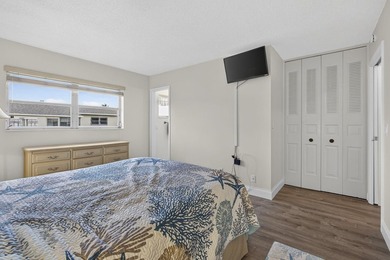 Welcome to this beautifully remodeled 2-bed, 2-bath villa - photo 29