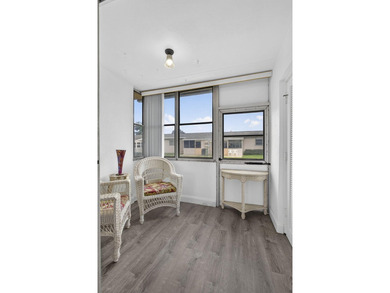 Welcome to this beautifully remodeled 2-bed, 2-bath villa - photo 31