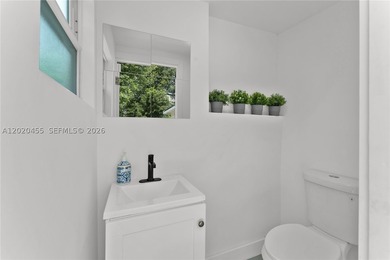 YOUR DREAM HOME AWAITS! Immerse in natural light in this 3/2 - photo 38