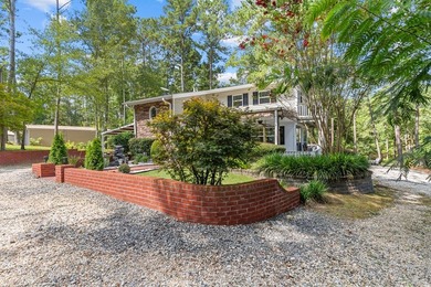 This isn't a lake house, this is a lake HOME! Leave the city and - photo 2
