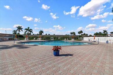 Welcome to this beautifully remodeled 2-bed, 2-bath villa - photo 42