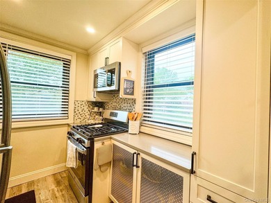 Modern and chic upper corner unit in the highly sought-after - photo 9