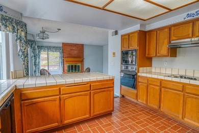 Welcome to this well-appointed 4-bedroom, 3-bath, 2,292 sq ft - photo 8