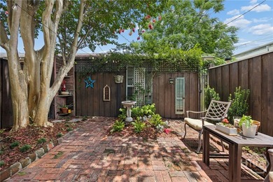 There are addresses in Savannah that stop people mid-step, and - photo 44