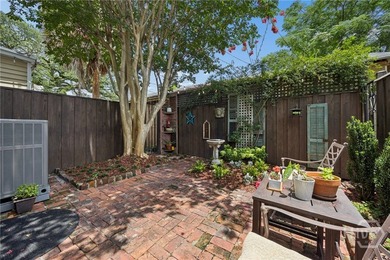 There are addresses in Savannah that stop people mid-step, and - photo 45