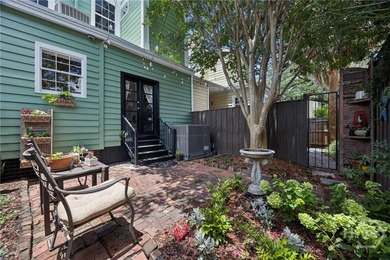 There are addresses in Savannah that stop people mid-step, and - photo 46