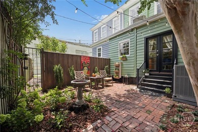 There are addresses in Savannah that stop people mid-step, and - photo 47