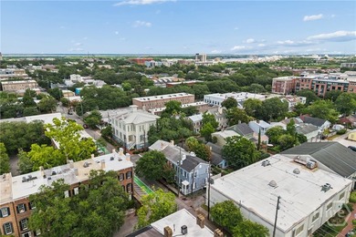 There are addresses in Savannah that stop people mid-step, and - photo 49