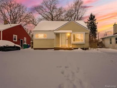 Elizabeth Lake Home For Sale in Waterford Michigan