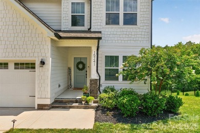 Perfectly positioned with breathtaking lake views and - photo 3